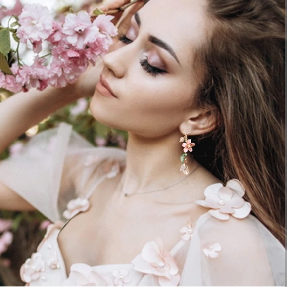 64. NWOT Cute Pink Flower Pearl Leaf Fairy Dangle Statement Earrings - Picture 3 of 5